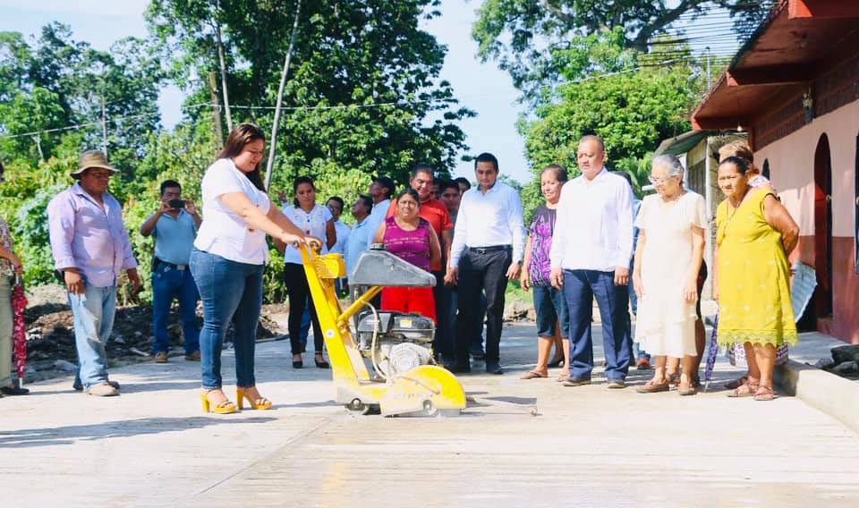 PRESIDENTA DE TUXTLA CHICO SUPERVISA OBRAS DE PAVIMENTACIÓN